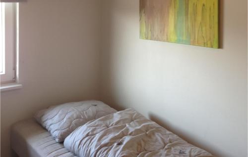 Postel nebo postele na pokoji v ubytování Cozy Home In Vinderup With Kitchen
