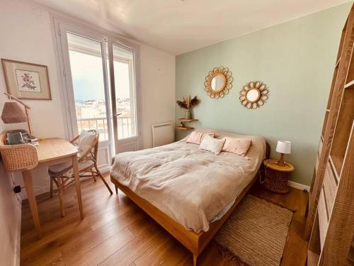 een slaapkamer met een bed, een tafel en een raam bij Appart T3 Endoume balcon échappée mer in Marseille