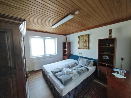 a bed in a room with a wooden ceiling at Apartment O2 - Gehobene 4-Zimmer Wohnung 145qm für 1-6 Personen 2x DZ 1x ZZ in Gravenwerth