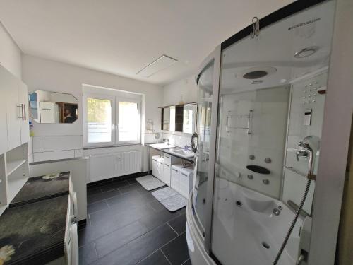 a white bathroom with a shower and a sink at Apartment O2 - Gehobene 4-Zimmer Wohnung 145qm für 1-5 Personen 2x DZ 1x SC in Grafenwöhr