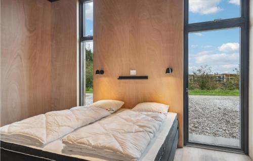 Кровать или кровати в номере Lovely Home In Hjslev With Wifi