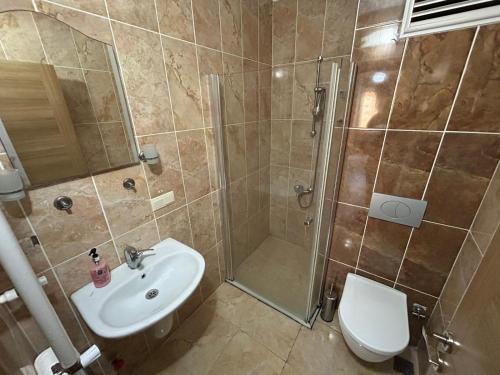een badkamer met douche, wastafel en toilet bij Borahan Rezidans in Trabzon