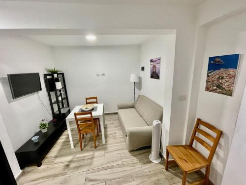 ein Wohnzimmer mit einem Sofa und einem Tisch in der Unterkunft Casa Orbe in Garachico