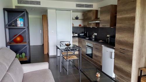 uma cozinha com um sofá e uma mesa num quarto em Studio vista em Antibes