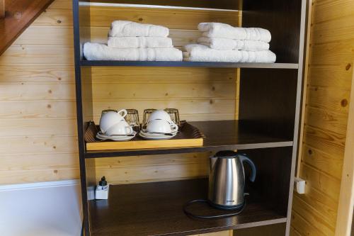 a cupboard with towels and tea pots and towels at Готельно-ресторанний комплекс БОЖЕДАР in Vinnytsya