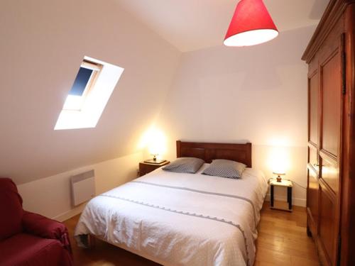 Un pat sau paturi într-o cameră la Gîte Montsalvy, 4 pièces, 6 personnes - FR-1-742-260