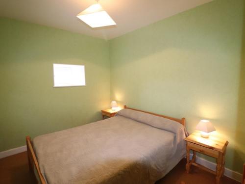 1 dormitorio con 1 cama y 2 mesas con lámparas en Gîte Lorcières, 3 pièces, 4 personnes - FR-1-742-353, 