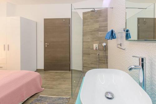 y baño con bañera, cama y ducha. en Villa Sicutti by IstriaLux, en Šivati
