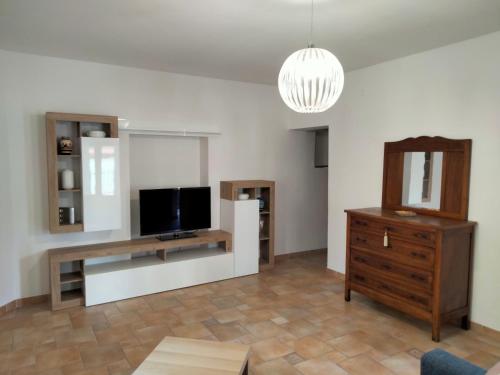 sala de estar con TV y tocador de madera en La Castellina 23, en Sulmona