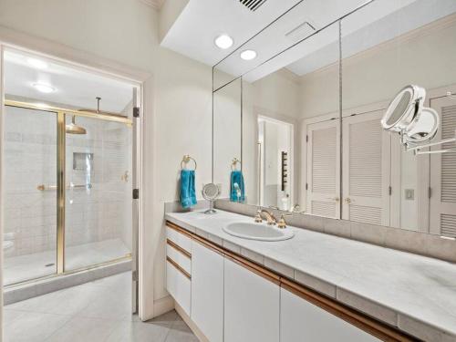 Vannituba majutusasutuses Waterfront, Spa/Pool, Private Paradise On LBK!