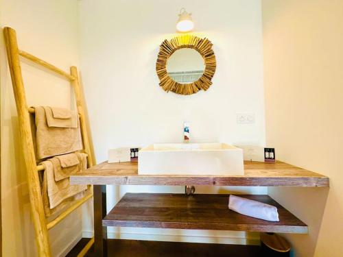 une salle de bain avec un lavabo et un miroir au mur dans l'établissement Loft *Piscine chauffée* Vue mer, à Zonza