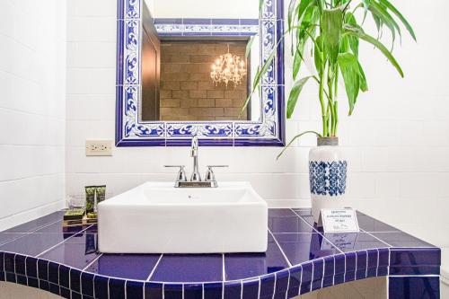 bagno con lavandino bianco e specchio di Casa Madre Tierra a Valle de Anton