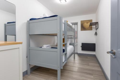 Habitación con 2 literas en una habitación en Charles Alexander Short Stay - The Banks Apartments en Blackpool