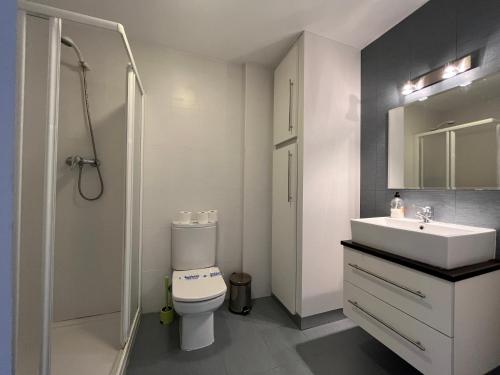 een badkamer met een toilet, een wastafel en een douche bij Kione Torresblancas in Torrenostra