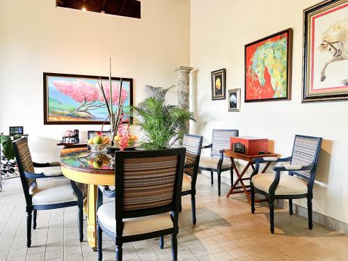 a dining room with a table and chairs at Casa Madre Tierra in Valle de Anton