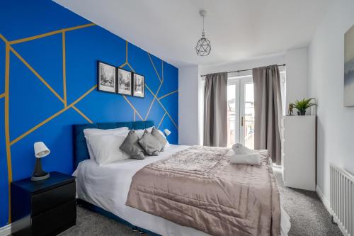 Postel nebo postele na pokoji v ubytování BOYEILLES BELFAST - 2 Bed House with Balcony - Ormeau Road/Free Parking
