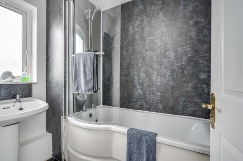 Koupelna v ubytování BOYEILLES BELFAST - 2 Bed House with Balcony - Ormeau Road/Free Parking