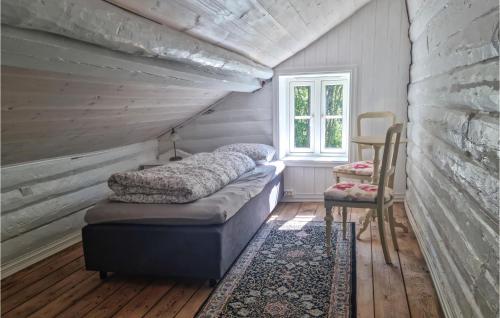 Tempat tidur dalam kamar di Amazing Home In Feda With House Sea View