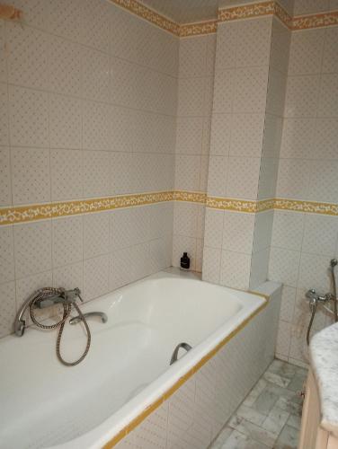 a bathroom with a bath tub in a room at Mia casa in La Goulette