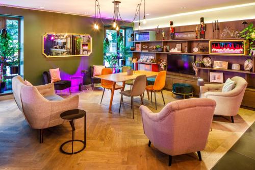 a dining room with a table and chairs at Mercure London Bankside in London