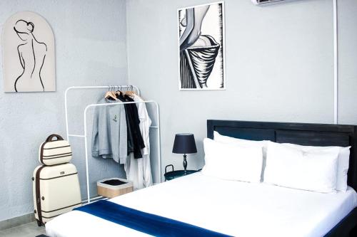 um quarto com uma cama e um suporte para cabides em Mills Pad with 2-bedroom em Nelspruit