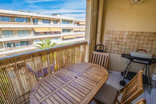 Balkoni atau teres di Confort du Sud T2 avec garage et WiFi en centre-ville