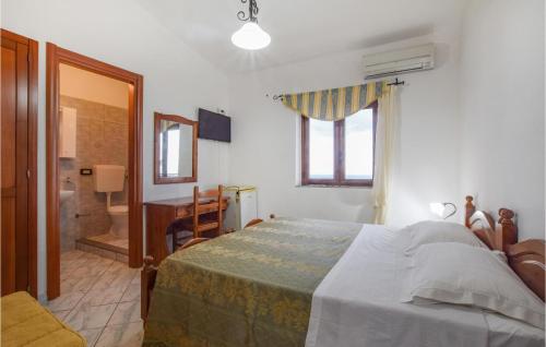 1 dormitorio con 1 cama grande y baño en Awesome Home In Caronia With House Sea View, en Caronia