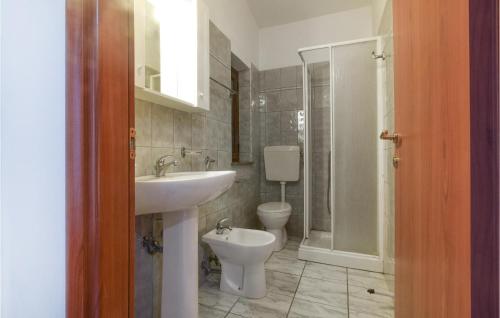 y baño con lavabo, aseo y ducha. en Awesome Home In Caronia With House Sea View, en Caronia