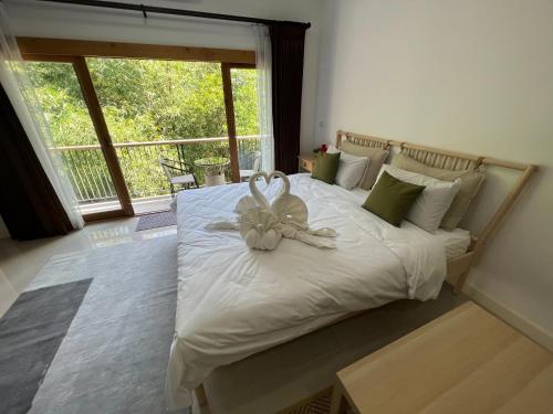 een slaapkamer met een bed met een knuffeldier erop bij Luancharoen Home Resort Phuket in Thalang