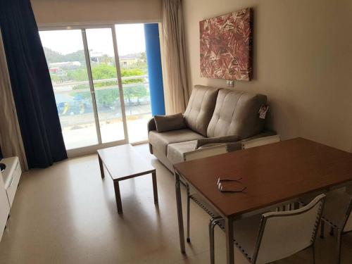 ein Wohnzimmer mit einem Sofa und einem Tisch in der Unterkunft Sunny place. in Guardamar del Segura