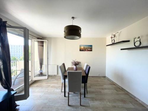 a dining room with a table and chairs at Grand appartement idéalement situé in Villeurbanne