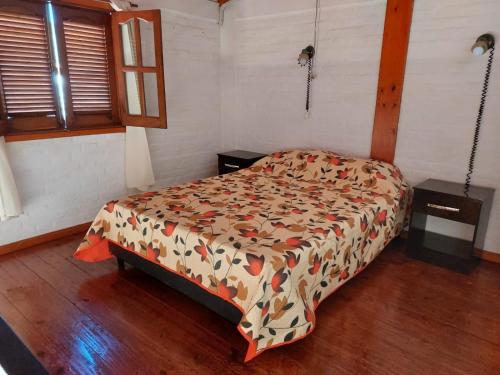 1 dormitorio con 1 cama en una habitación en Departamentos corrientes en Santa Rosa de Calamuchita