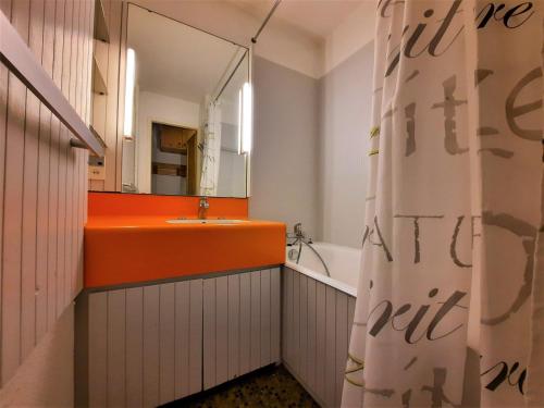 レ・メニュアールにあるStudio Les Menuires, 1 pièce, 4 personnes - FR-1-452-13のオレンジ色のバスルーム(シンク、鏡付)