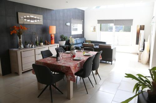 une salle à manger avec une table et des chaises dans l'établissement Grande villa bord de mer, à Saint-Germain-sur-Ay