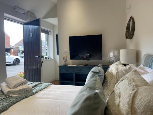 Телевизор и/или развлекательный центр в The Courtyard Rooms