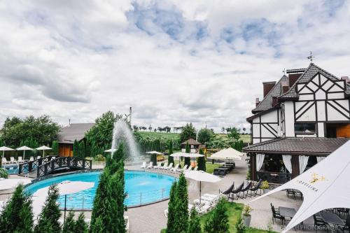a view of the pool at a resort with a fountain at Zagorod Hotel in Girka Polonka