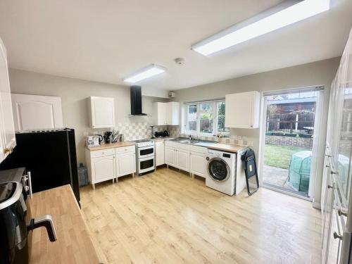 a kitchen with a washer and dryer in it at 5 Bedroom house in DA7 in Erith