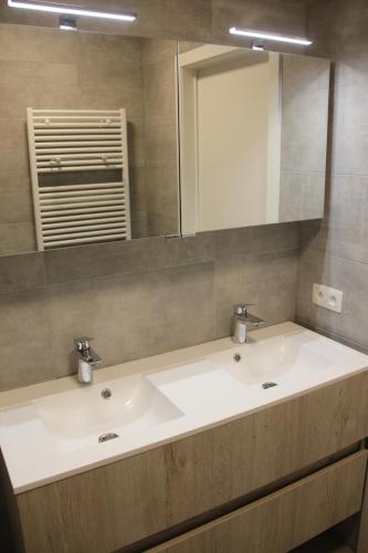 Kylpyhuone majoituspaikassa Appartement René Mouchotteplein (Antigua)