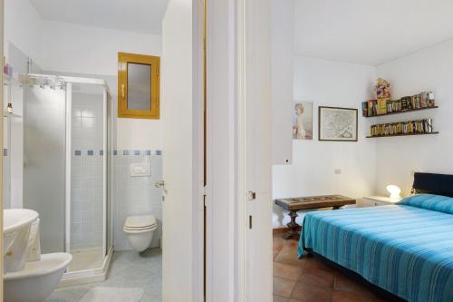 een badkamer met een bed, een toilet en een wastafel bij Belvedere su Spotorno in Bergeggi
