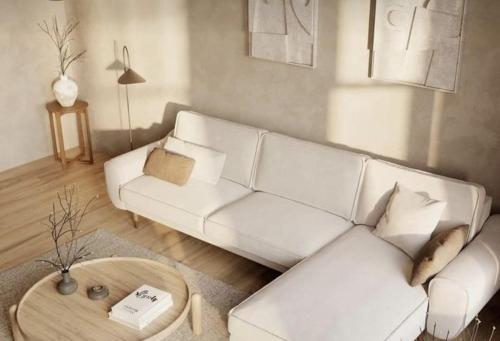 uma sala de estar com um sofá branco e uma mesa em Etkinlik motel em Marmara