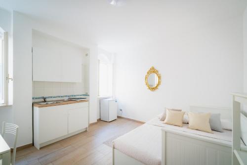 um quarto branco com uma cama e um lavatório em APT per coppie nel cuore di Desenzano CASTELLO em Desenzano del Garda