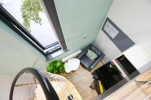 een kamer met een raam en uitzicht over een trap bij A103 Cosy City Loft in Coventry