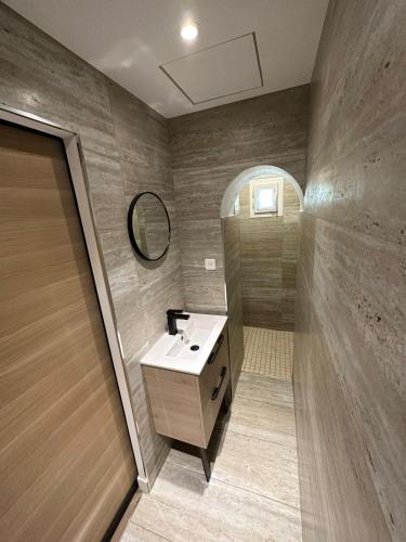 un baño con lavabo y espejo en Studio charmant et confortable, en Beausoleil