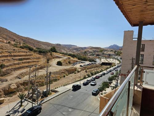 een uitzicht op een straat met auto's op de weg bij Sunset Hotel in Wadi Musa