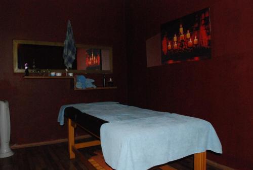 Zimmer mit einem Bett und einem Tisch in der Unterkunft Maximum hamam Spa in Kusadası