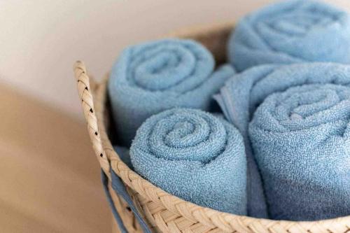 um monte de toalhas azuis num cesto em Appartement T2 la perle bleue em Agde