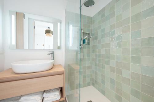 une salle de bain avec un lavabo et une douche en verre dans l'établissement Beautiful flat with terrace - Carre d'Or Cannes, à Cannes
