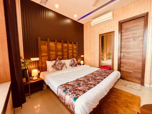 a bedroom with a large bed in a room at Hotel The Pearl, Zirakpur - A Luxury Family Hotel in Chandīgarh