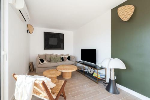 un salon avec un canapé et une table dans l'établissement Beautiful flat with terrace - Carre d'Or Cannes, à Cannes