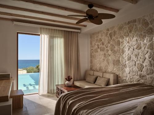 1 dormitorio con cama y vistas al océano en Lesante Cape Resort & Villas - The Leading Hotels of the World, en Akrotiri